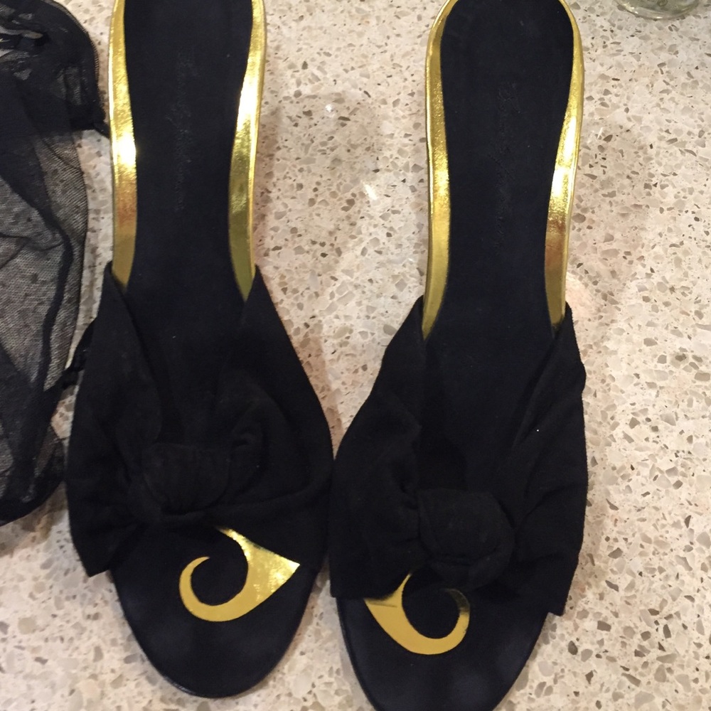 Beverly Feldman Whimsical Black Pumps